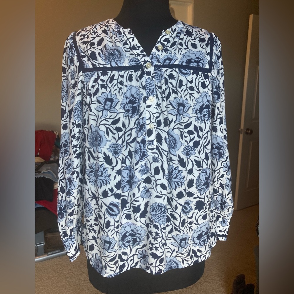 Lucky Brand navy and white Floral Button-Up Blouse, size small